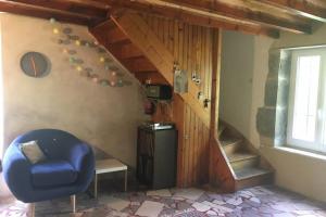 soggiorno con sedia blu e scale di Charmante maison familiale a Saint-Pierre-de-Chartreuse Altre 39 foto