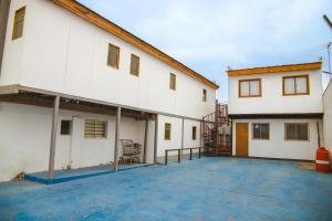 un gran edificio blanco con aparcamiento en HOSTAL SOL ATACAMA -CALDERA, en Caldera
