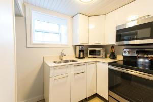 Köök või kööginurk majutusasutuses Condo with Wading Pool Dog Welcome