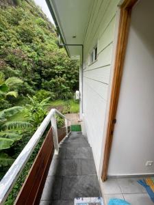 una escalera que conduce a una casa con una montaña en HeiHana House, en Irioa