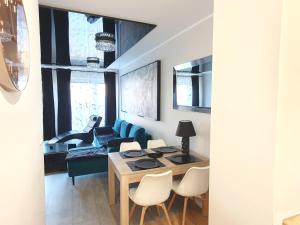 ein Wohnzimmer mit einem blauen Sofa und einem Tisch in der Unterkunft Elegant Apartments FREE PARKING in Leszno