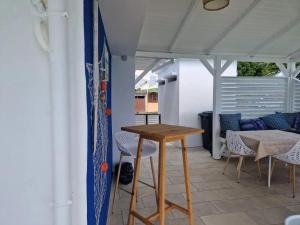 a table and chairs on a porch with a table at Maison confortable à Saint Louis, 120 m², vue mer in Îlet à Christophe