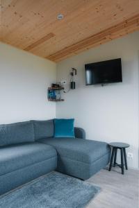 ein Wohnzimmer mit Couch und Flachbildfernseher in der Unterkunft Seljalandsfoss cottage in Hvolsvöllur