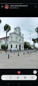 蒙特里亚Arriendo comfortables habitaciones amobladas por meses y días的一张建筑物的图片，建筑物前面有鸟。