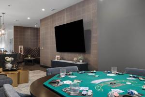 a room with a table with a green table cloth at French's Luxury Condo - Steps from Broadway in Nashville
