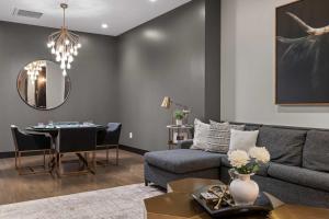een woonkamer met een bank en een tafel bij French's Luxury Condo - Steps from Broadway in Nashville