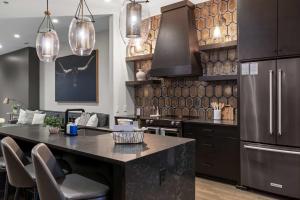 een keuken met een groot eiland in het midden van een kamer bij French's Luxury Condo - Steps from Broadway in Nashville +49 foto's