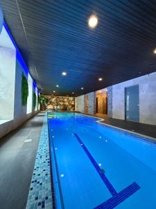 ein großes Schwimmbecken mit blauem Wasser in der Unterkunft Gargždų pramogos in Gargždai