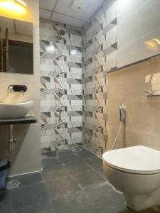 Koupelna v ubytování Rang Mahal - a boutique stay w kitchenette