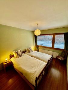 ein Schlafzimmer mit einem großen Bett und einem Fenster in der Unterkunft magnifique appartement au centre de Montana in Crans-Montana