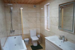 Koupelna v ubytování 10 km - Sweet Home + 80 fotografií