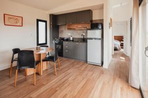 Colonia ChapadmalalDread Shack Nodo Norte 1 - Casa en Complejo Zona Santa Isabel, Chapa Para 4 PAX Con Parrilla - Hola Sur的厨房兼餐厅，配有桌椅 更多11张照片