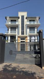 Το κτήριο όπου στεγάζεται  το διαμέρισμα +2 φωτογραφίες