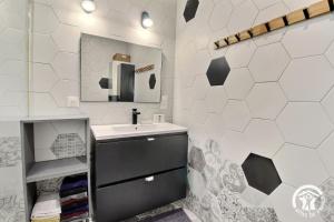 un baño con lavabo y espejo en Cerillac, en Questembert 20 fotos más