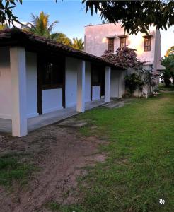 una vista laterale di una casa con cortile di Casa Eugênio a Porto Seguro