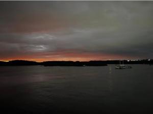 una barca in acqua al tramonto su un lago di Casa Eugênio a Porto Seguro