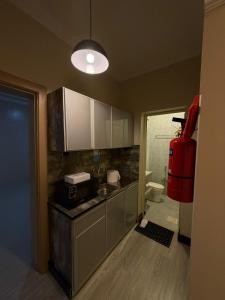 Una cocina con encimera y una boca de incendios roja. en مدن هاوس ودخـول ذاتي, en Hail
