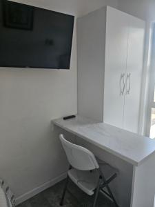 Una cocina con una encimera blanca y una silla blanca. en HomeAway Vredenburg, en Vredenburg 6 fotos más