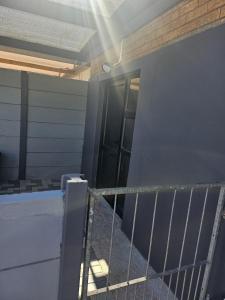 una puerta en el lateral de un edificio en HomeAway Vredenburg, en Vredenburg