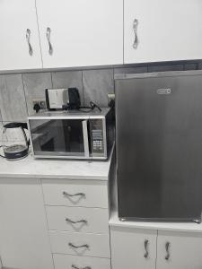 Un horno microondas colocado encima de una encimera de cocina. en HomeAway Vredenburg, en Vredenburg