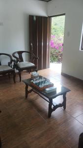 un soggiorno con tavolino e sedie. di Cabaña Villa La Morena a Yumbo Altre 18 foto