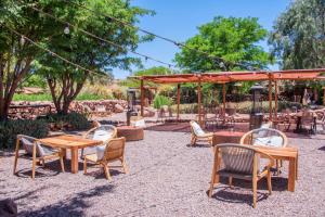 eine Gruppe von Stühlen und Tischen auf einer Terrasse in der Unterkunft Our Habitas Atacama in San Pedro de Atacama