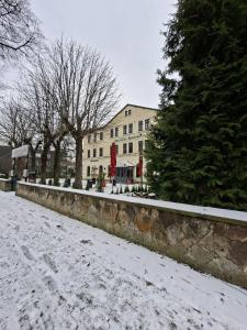 una calle cubierta de nieve frente a un edificio en Hotel an der Rennbahn, en Dresden