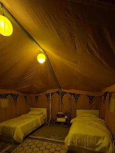 una camera con 2 letti in una tenda di Soul Dunes Camp a Badīyah
