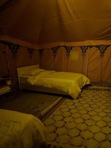 una camera con 2 letti in una tenda di Soul Dunes Camp a Badīyah