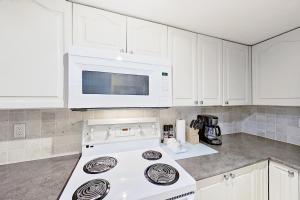 Una cocina o kitchenette en Sunpath #05