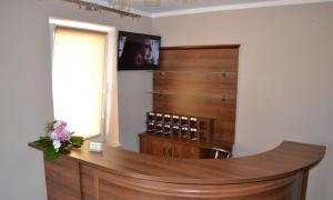 ein hölzerner Altar in einem Zimmer mit Fenster in der Unterkunft Hotelik Karter in Warschau