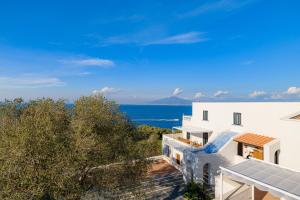 ein Blick auf das Meer vom Balkon eines Hauses in der Unterkunft Relais Regina Giovanna in Sorrent