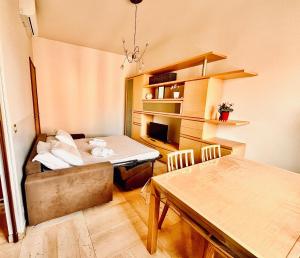 a small room with a bed and a table at sky apartment a due passi dalla stazione in Collegno