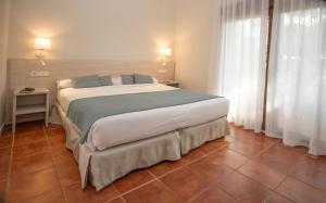 ein Schlafzimmer mit einem großen Bett in einem Zimmer in der Unterkunft Hotel Montepiedra 4''''sup in Playas de Orihuela