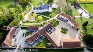 een bovenaanzicht van een oud huis en een gebouw bij Maison 3 in Souvigny