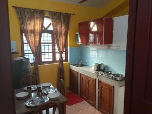 Kuchyň nebo kuchyňský kout v ubytování AlexMarie Holiday Homes Apartments 5 min to Candolim Beach