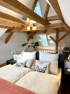 Ένα ή περισσότερα κρεβάτια σε δωμάτιο στο Good Wood Apartment - Fachwerktraum auf zwei Etagen, direkt am Marktplatz