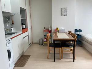 アンサンにあるHigh City view Room with Netflixの部屋にテーブルと椅子のあるキッチン +7枚の写真