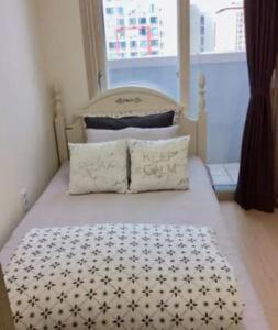 アンサンにあるHigh City view Room with Netflixのベッド(白黒の毛布付)