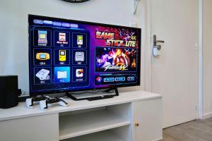 a flat screen tv sitting on top of a table at Le Duo - Les Demeures d'Adrien in Carvin