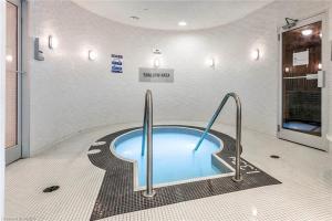 Πισίνα στο ή κοντά στο Beautiful Luxurious Modern Condo With Breathtaking Views