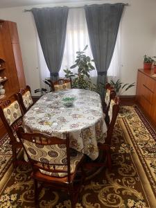 una sala da pranzo con tavolo e sedie di La Mary a Borşa
