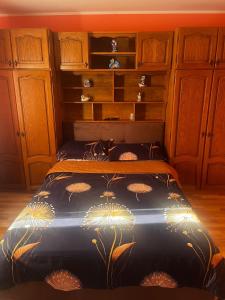 Posto letto in camera con armadi in legno. di La Mary a Borşa