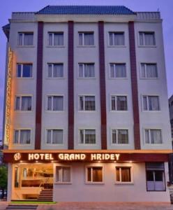 een gebouw met een hotel en een bord erop bij Maya The Forest Resort in Rāmnagar