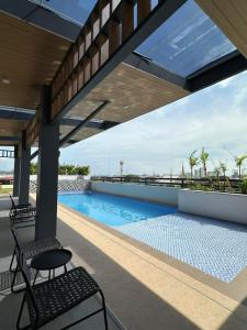 Бассейн в Murji Suites in 34th Floor at JTower Residences или поблизости