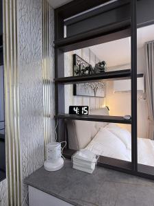 Кровать или кровати в номере Murji Suites in 34th Floor at JTower Residences +6 фотографий