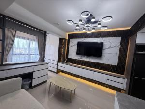 Телевизор и/или развлекательный центр в Murji Suites in 34th Floor at JTower Residences
