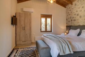 Postel nebo postele na pokoji v ubytování Villa Athina Stone & Snow