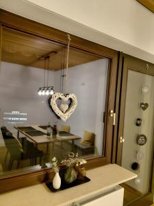 ein Zimmer mit einem Tisch, an dessen Wand ein Herz hängt. in der Unterkunft Brandenkopfblick in Oberharmersbach + 4 Fotos
