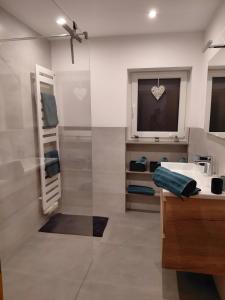 ein Badezimmer mit Waschbecken und Fenster in der Unterkunft Brandenkopfblick in Oberharmersbach